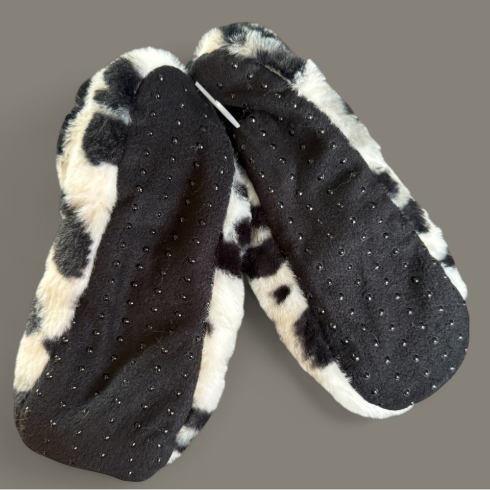 NWT Adorable Cozy Black and White Fuzzy Fur Slipper Socks - Picture 2 of 2